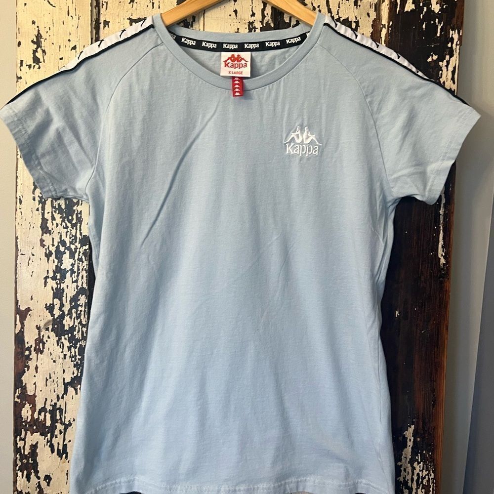 Kappa embroidered women’s fit iconic tape logo short sleeve shirt. Size XL.